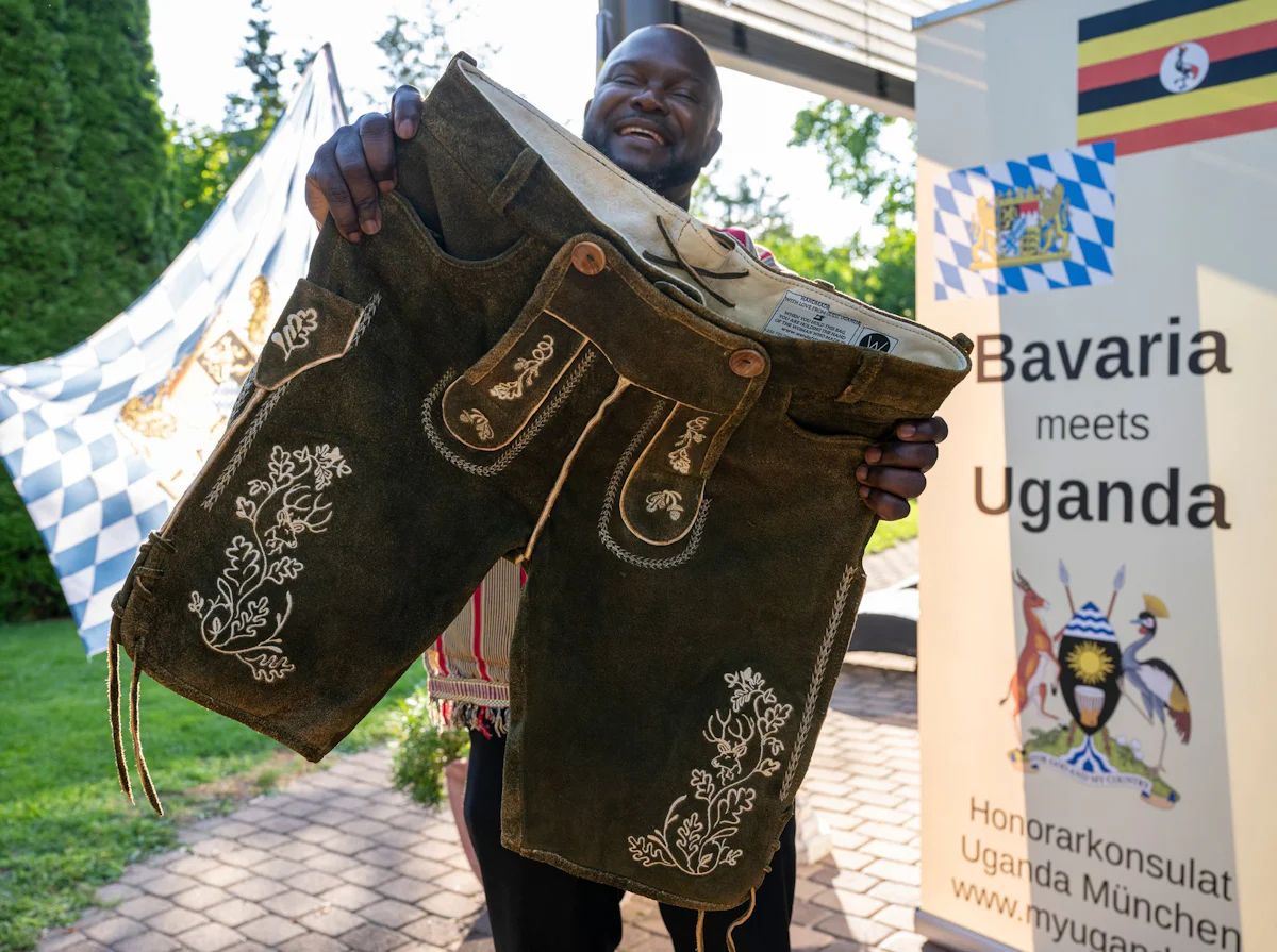 Oktoberfest - Ankole-Rind statt Hirsch: Uganda entdeckt die Lederhose - Bayern