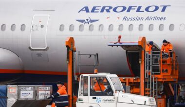 Mitarbeiter kontrollieren ein Flugzeug der russischen Fluggesellschaft Aeroflot.