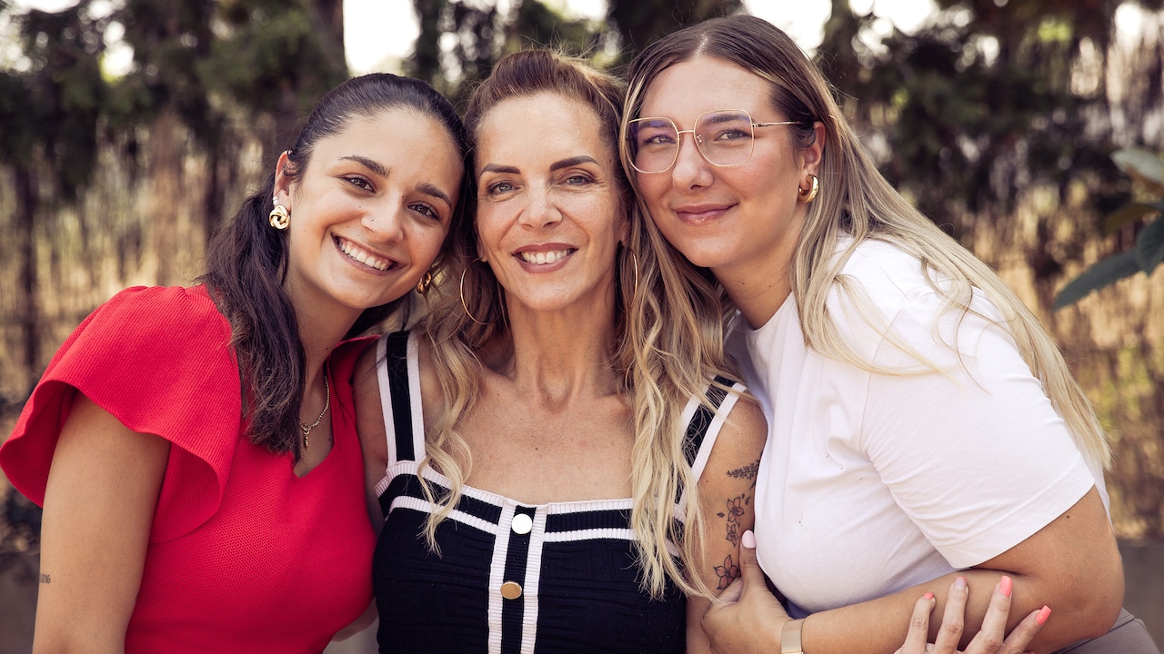 Danni Büchner mit ihren Töchtern Jada (links) und Joelina (rechts)