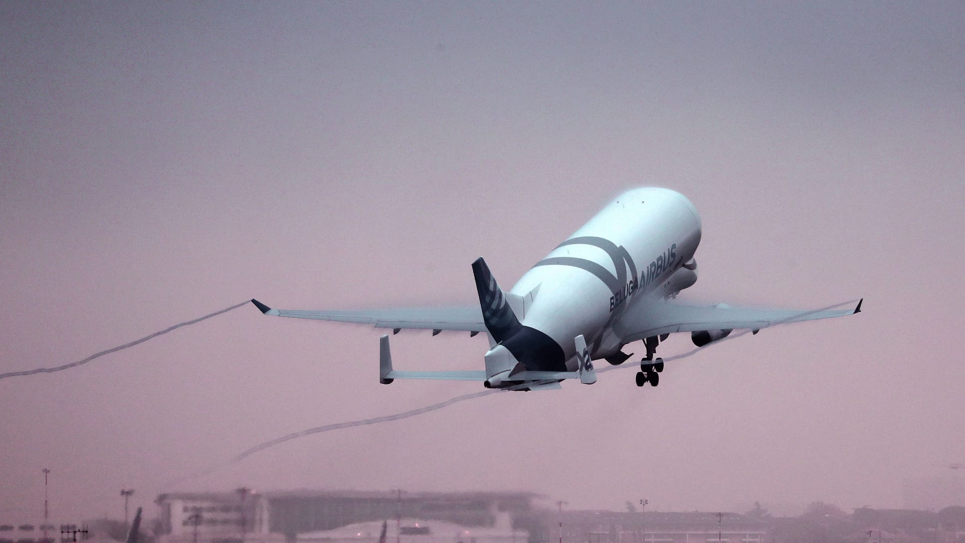 Airbus Beluga beim Start in Toulouse (Symbolfoto): Ein Flug des "weißen Wals" nach Bremen musste am Dienstag unterbrochen werden.