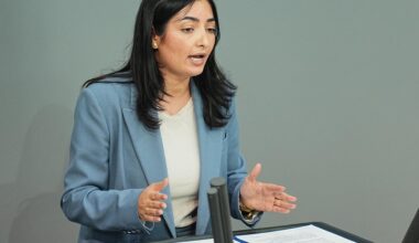Bundesentwicklungsministerin Alabali-Radovan (SPD) spricht im Plenum des Bundestags zu den Abgeordneten.