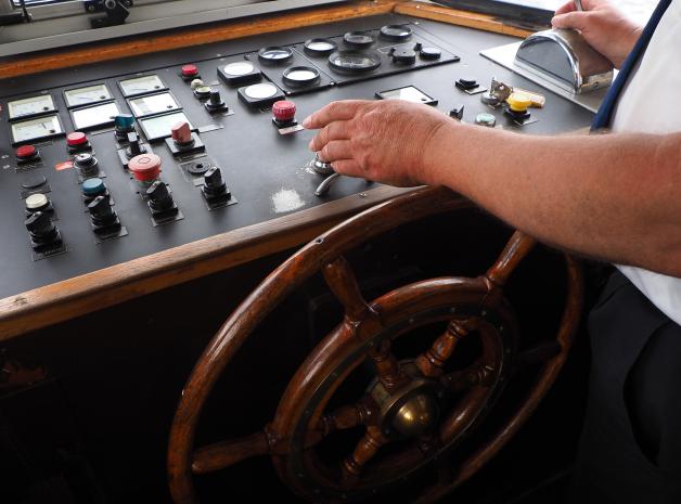 Auf der „Sielbeck“: Holzruder und Joystick.