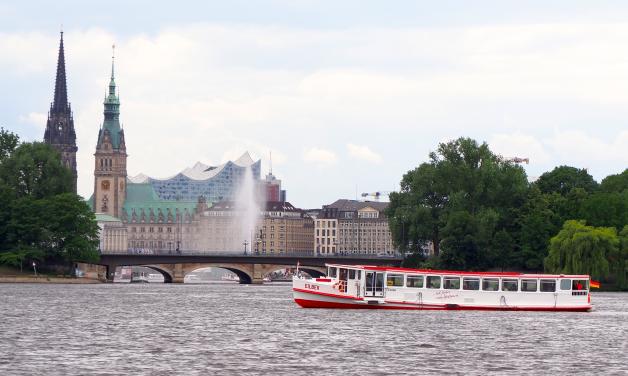 Die „Eilbek“ vor Hamburgs Kulisse.