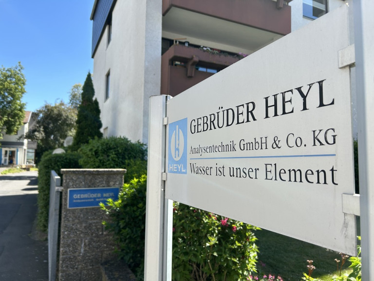 Gebäude der Gebrüder Heyl Analysetechnik GmbH & Co. KG mit Firmenschild
