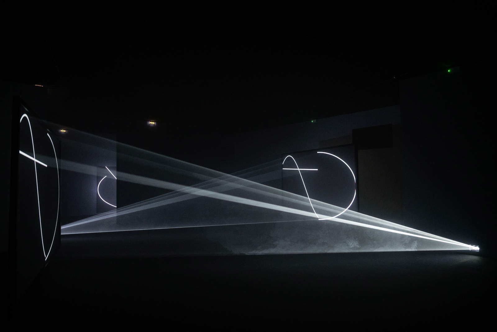 Installation der Ausstellung Anthony McCall. Festes Licht. Foto von Andrea Guermani.