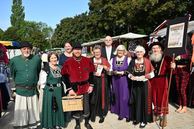 Zuletzt warb eine mittelalterliche Delegation aus Heide auf dem Itzehoer Wochenmarkt für den diesjährigen Mittelaltermarkt.
