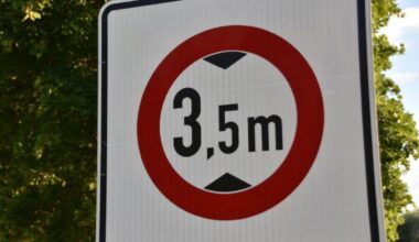 Doppeldeckerbus steckt in Unterführung fest