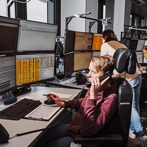 Deutsche Bahn: Anja Wolgast in der Verkehrsleitstelle Deutsche Bahn: Anja Wolgast in der Verkehrsleitstelle