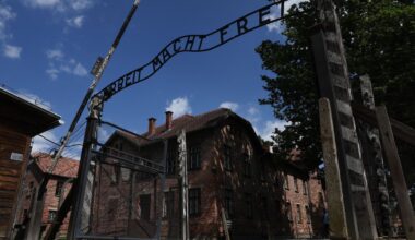 Das Eingangstor des KZ Auschwitz mit dem zynischen Motto "Arbeit macht frei"