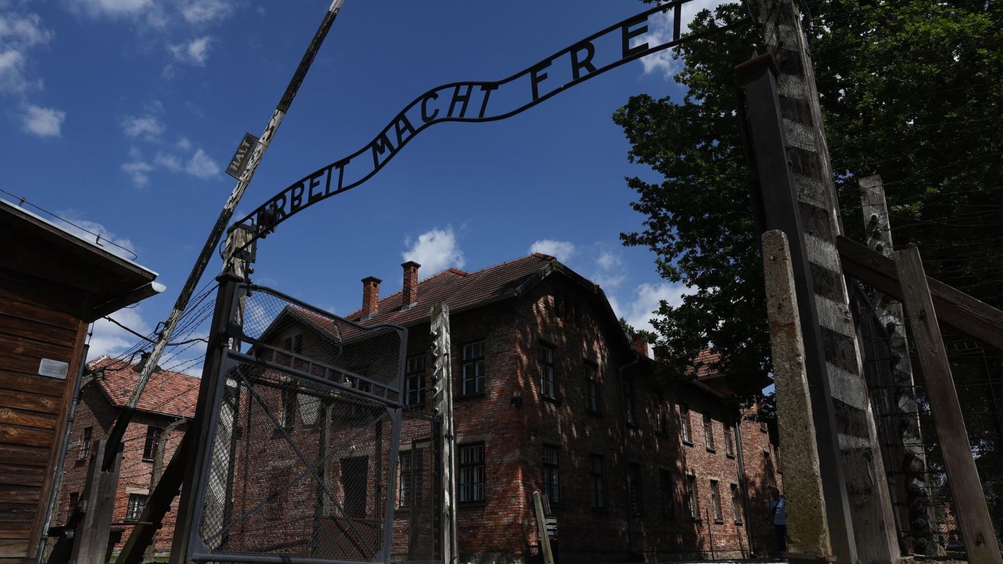 Das Eingangstor des KZ Auschwitz mit dem zynischen Motto "Arbeit macht frei"