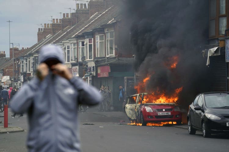 Viele Medien verschweigen die Wahrheit über die Unruhen und lassen den Kern unausgesprochen. England, 2024.