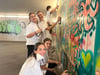 Jugendliche aus den Biberacher Partnerstädten haben eine Wand in der Unterführung beim Roten Bau mit großen Graffiti gestaltet.
