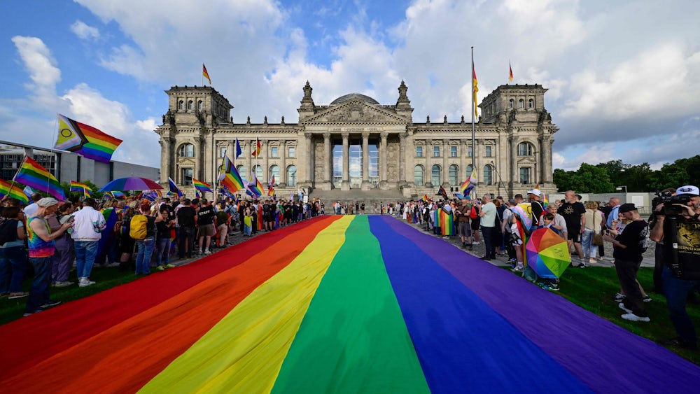 Davor statt drauf: Diese 400 Quadratmeter große Regenbogenflagge wurde am Freitag vor dem Reichstag ausgerollt.