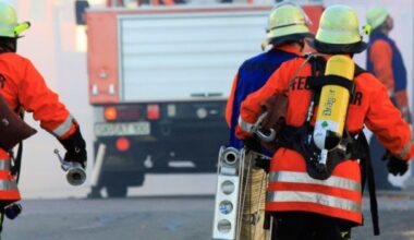 Feuer in Wiesbadener Lagerhalle – Feuerwehr mit Großaufgebot vor Ort