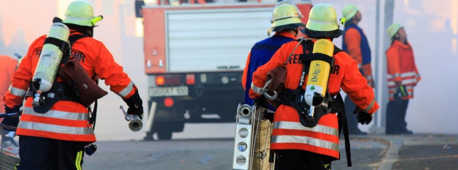 Feuer in Wiesbadener Lagerhalle – Feuerwehr mit Großaufgebot vor Ort