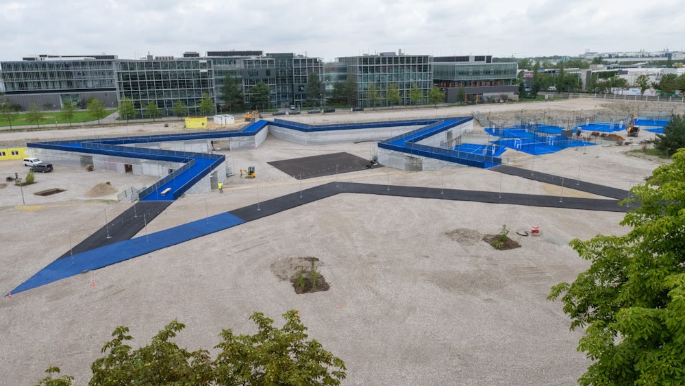Landeplatz für Außerirdische? Die begehbare Skulptur „Lucky Star“ fängt ebenerdig an und  spannt sich dann auf einem Gerüst über die Baugrube.