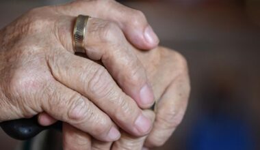 78-Jährige in Wiesbaden von Duo überfallen und ausgeraubt