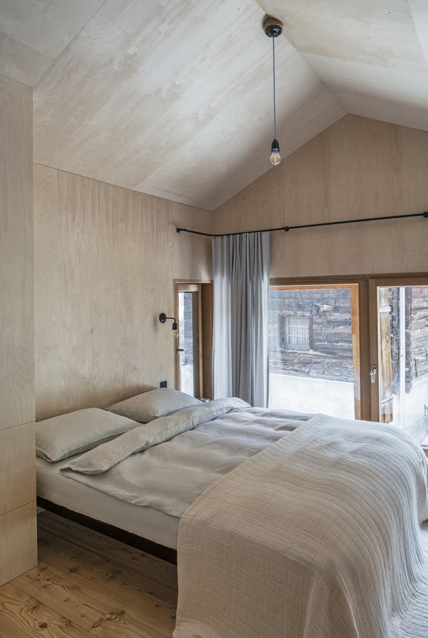 Wie der Rest des Hauses ist auch das Schlafzimmer schlicht gehalten.