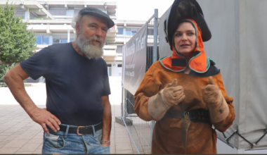 Kurioses Konstrukt steht mitten auf dem Marktplatz