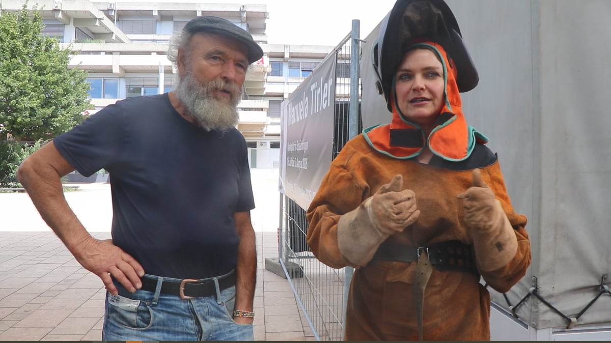 Kurioses Konstrukt steht mitten auf dem Marktplatz