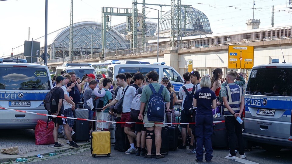 Hunderte Reisende seit Stunden am Hauptbahnhof in Dresden gestrandet