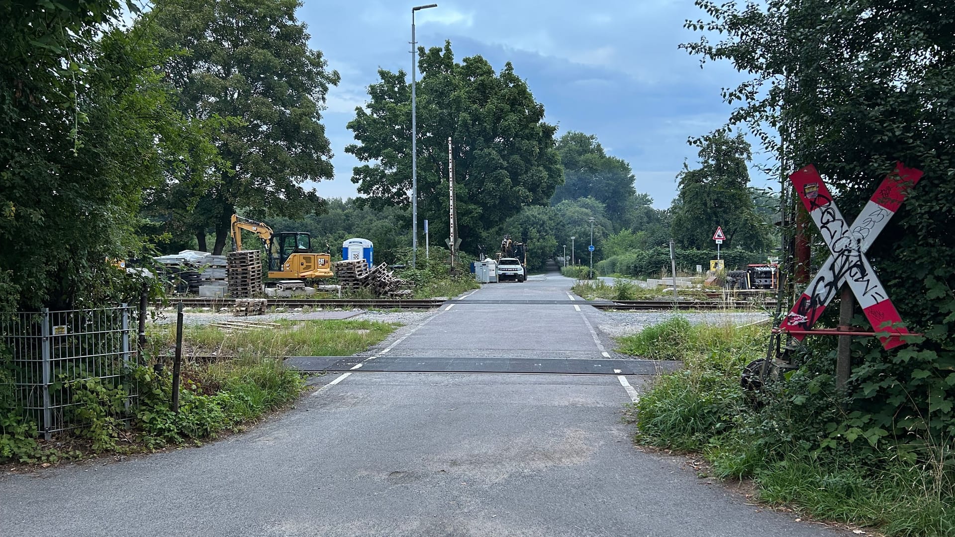 Bahnübergang Grünewaldstraße: Dieser ist bald jahrelang gesperrt.