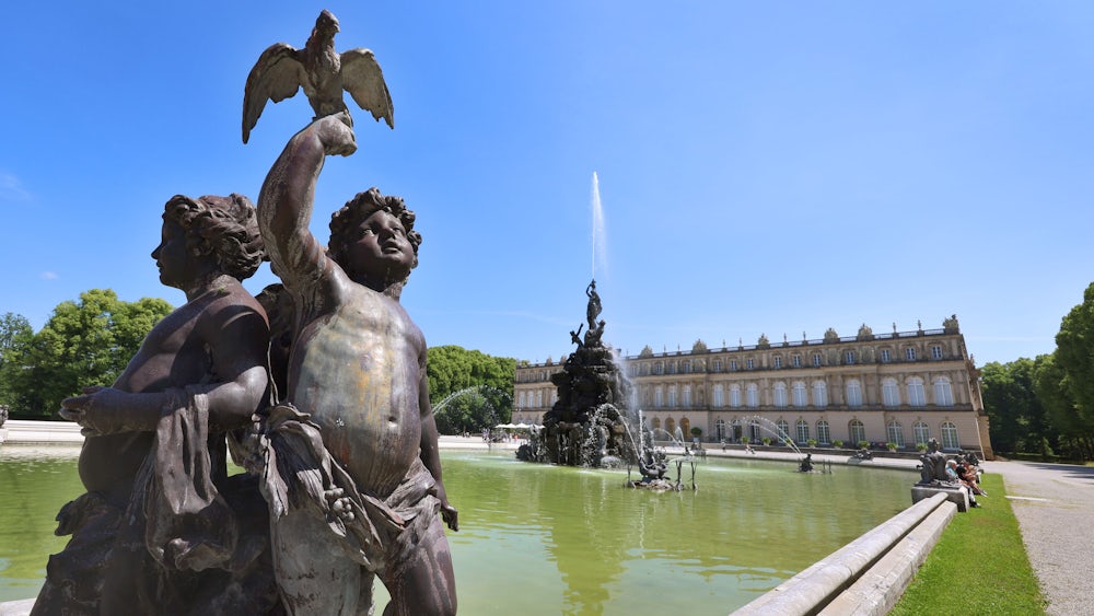 Schloss Herrenchiemsee mit dem Fortuna-Brunnen auf der Herreninsel im Chiemsee.