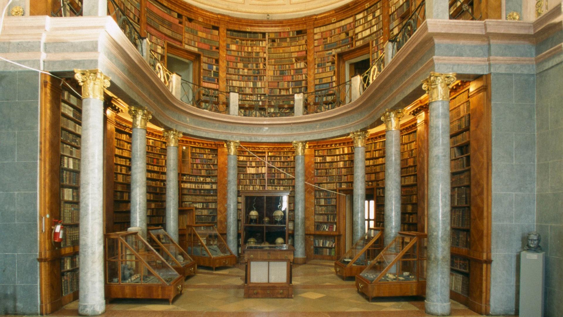 Klosterbibliothek in Pannonhalma (Ungarn), Benediktinerabtei St. Martin. 