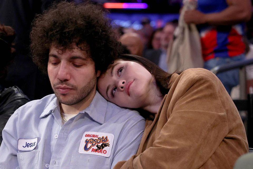 Benny Blanco und Selena Gomez sollen bestürzt über das Durchsickern ihrer Hochzeitspläne sein.