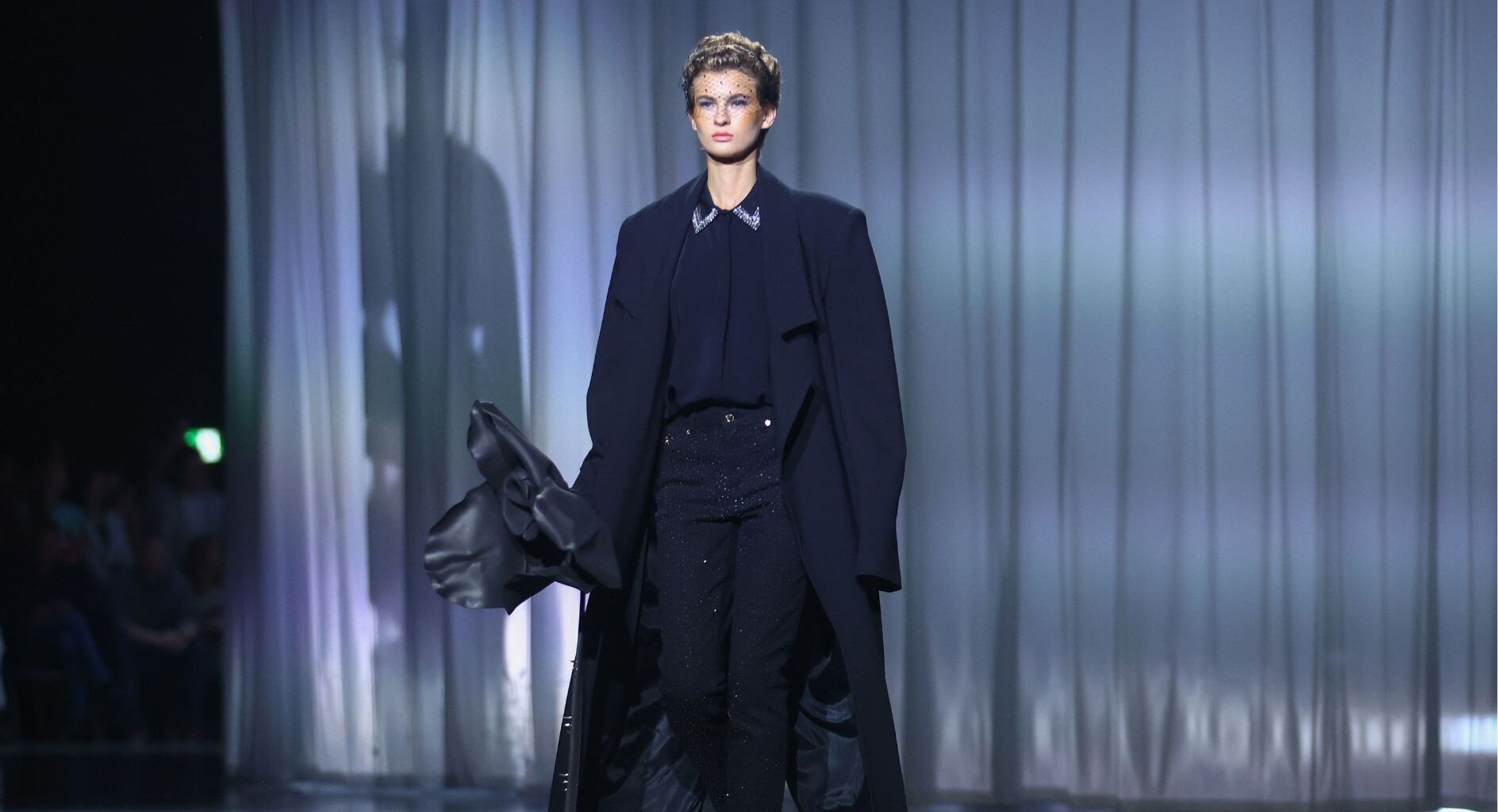 GNTM-Kandidatin Zoe in Schwarz auf dem Laufsteg von Kilian Kerner