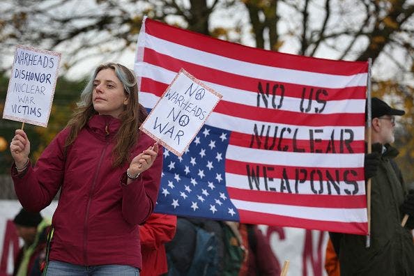Briten protestieren im Frühling 2025 gegen die geplante Stationierung amerikanischer Atomwaffen auf dem britischen Luftwaffenstützpunkt RAF Lakenheath.