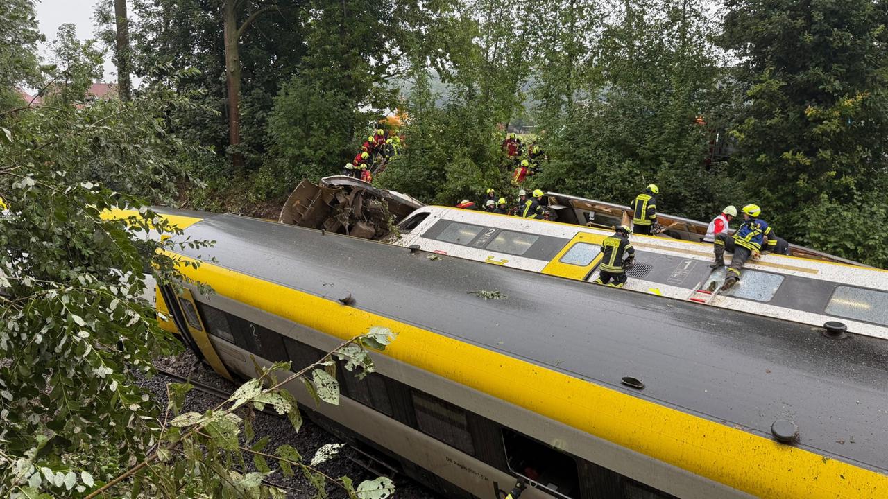 Personenzug in Baden-Württemberg entgleist - mehrere Verletzte