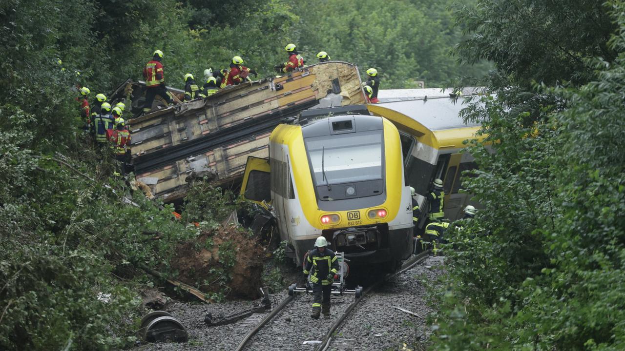 Regionalexpress entgleist in Baden-Württemberg - mindestens drei Tote