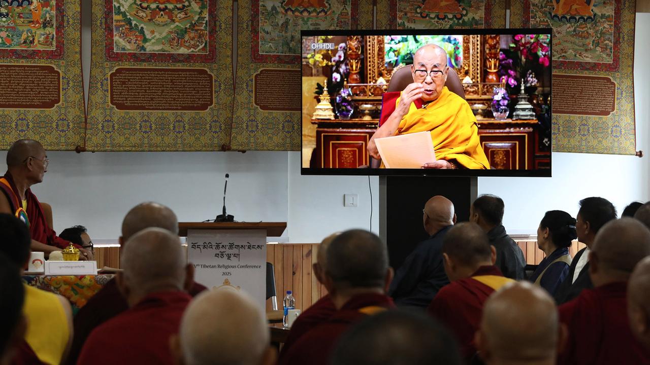 Dalai Lama stellt Nachfolge in Aussicht