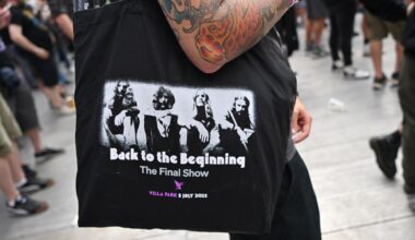Ein Fan trägt eine Tasche mit dem Aufdruck von Black Sabbath aus der Gründungszeit und der Aufschrift "Back to the Beginning".