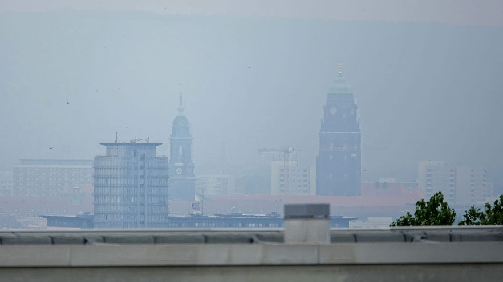 Brand Waldbrand in der Gohrischheide auch in der Landeshauptstadt wahrnehmbar - Dunstglocke über der Stadt