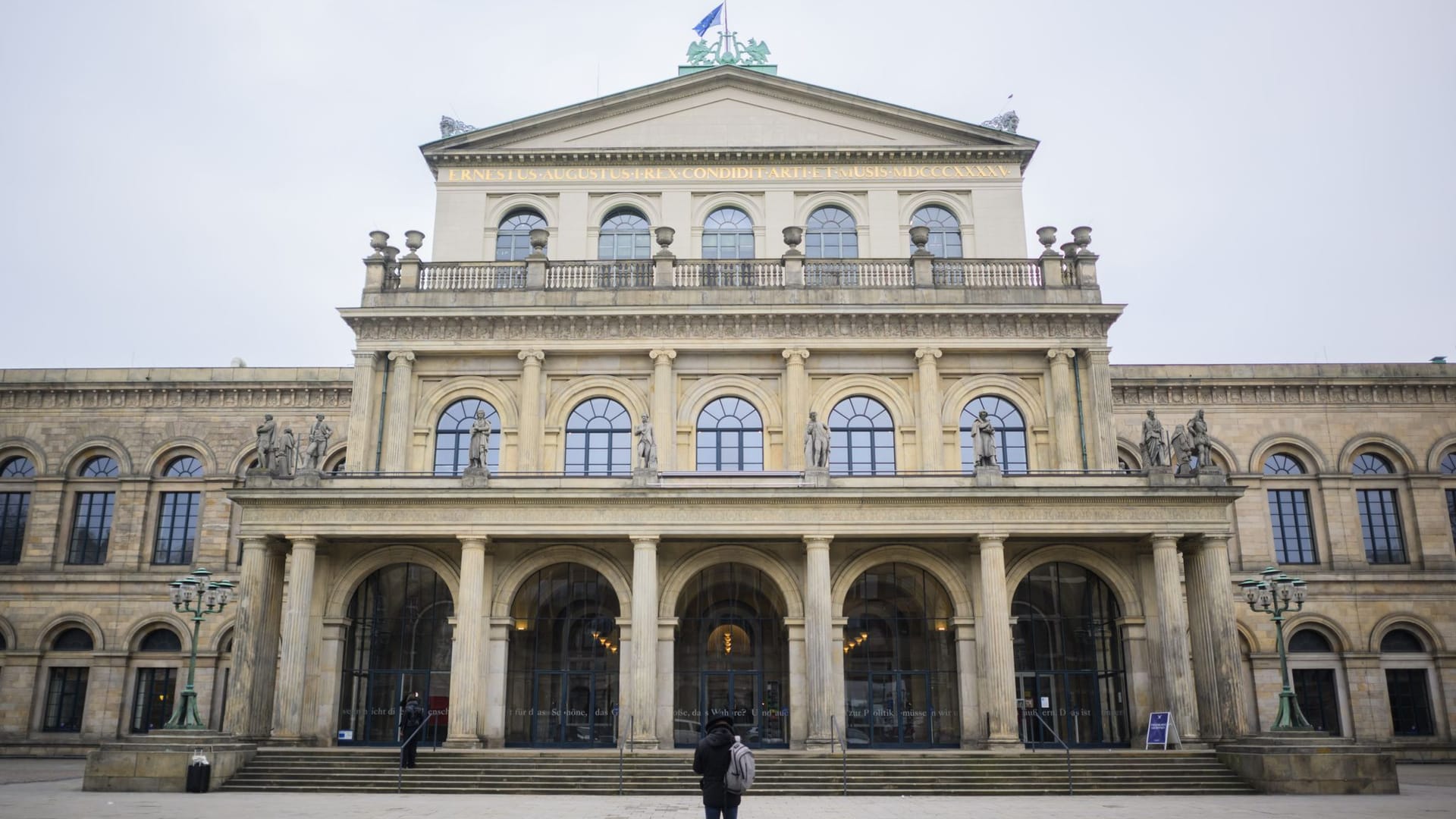 Blick auf die Staatsoper in Hannover Archivbild): Neue Bühnentechnik soll angeschafft werden.