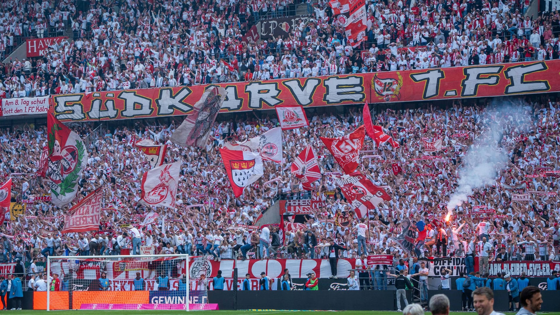 Blick auf die Südkurve beim Aufstiegsspiel gegen Kaiserslautern: Der Verein muss für Pyro-Würfe erneut zahlen.