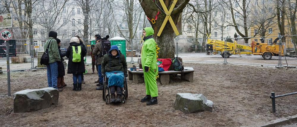 Anwohner protestieren schon länger gegen Wohnungsprojekt (Archivbild)