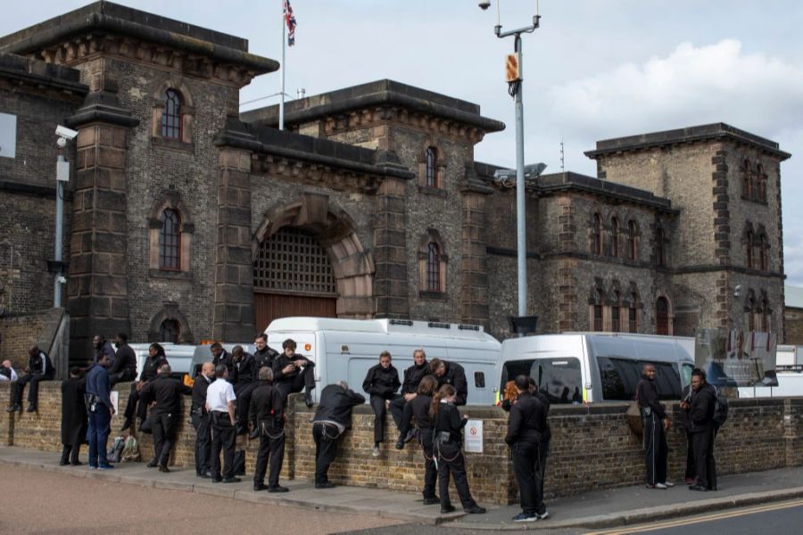 Mitarbeiter vor dem Wandsworth-Gefängnis in London.