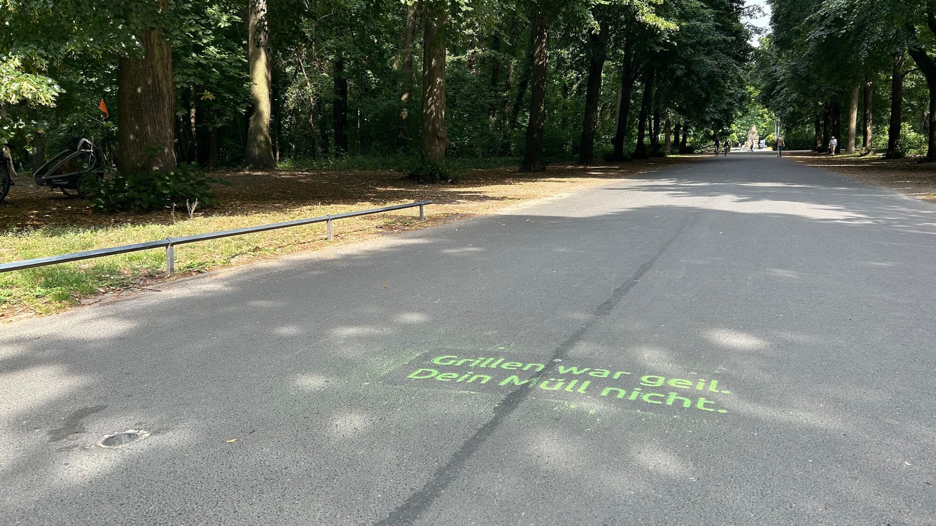Botschaften in grellen Farben: Im Prinzenpark in Braunschweig sind sie auf Wegen und Mülleimern zu sehen.