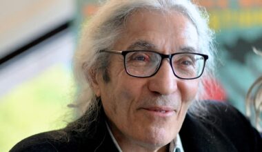 Das Bild zeigt den algerischen Schriftsteller Boualem Sansal. Er hat längere weiße Haare und trägt eine schwarze Brille.