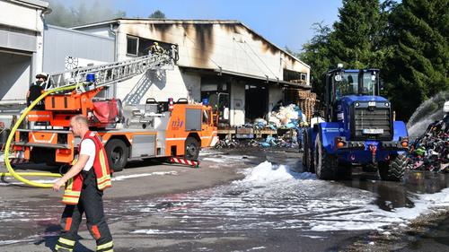 Brand in Lagerhalle für Altkleider in Eschringen - SR.de