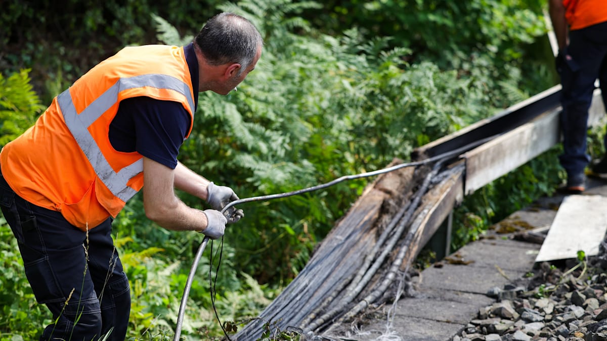Zwischen Duisburg und Düsseldorf: Bahnstrecke in NRW nach Brand lahmgelegt – Bekennerschreiben auf linker Plattform aufgetaucht