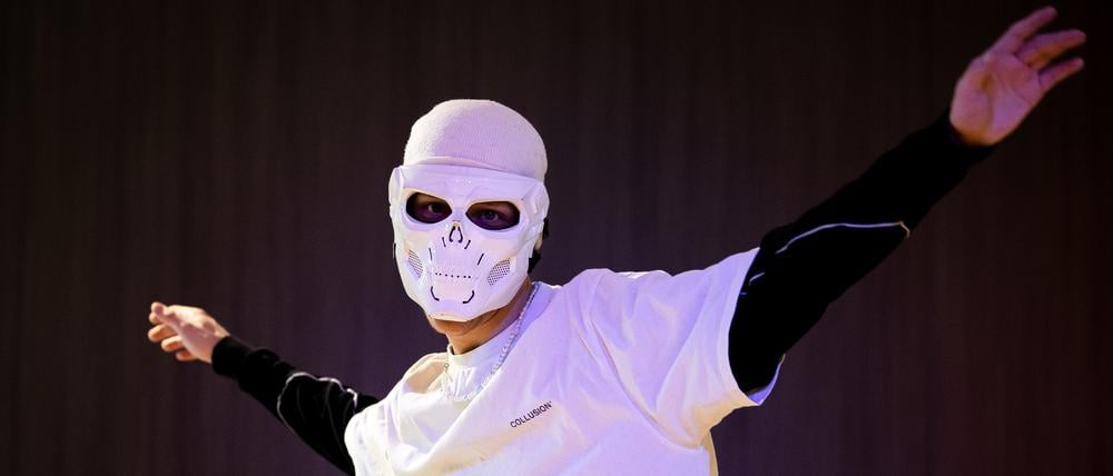 Ein Mann mit Maske tanzt in einem Studio. Unter dem Pseudonym "Avemoves" lädt der Bremerhavener Tanzvideos auf TikTok hoch, die von Millionen Menschen gesehen werden. +++ dpa-Bildfunk +++