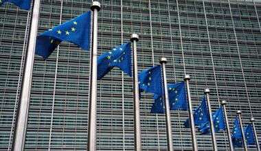 Europafahnen vor dem Gebäude der EU-Kommission in Brüssel.