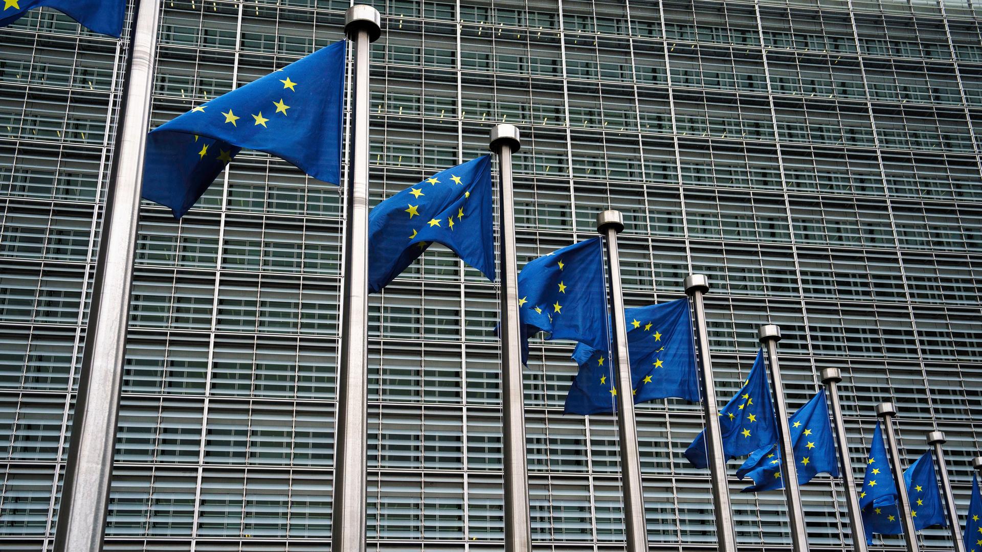 Europafahnen vor dem Gebäude der EU-Kommission in Brüssel 