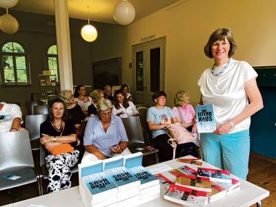 „Das Elternhaus“ – Eine unterhaltsame Lesung mit der Autorin Iris Otto