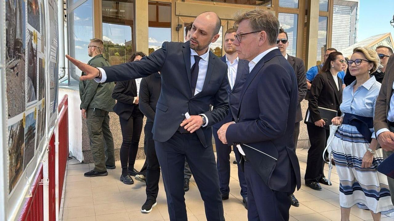 Odessa: Außenminister Wadephul (CDU, l) lässt sich von einem Mitarbeiter des Hafens die Lage dort erläutern.