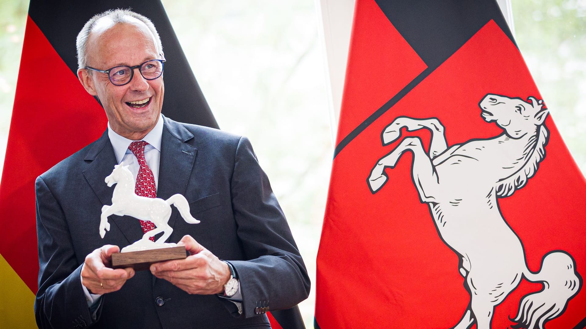 Bundeskanzler Friedrich Merz (CDU) steht mit einem Modell des Niedersachsen-Rosses in der Niedersächsischen Staatskanzlei: Er ist für einen Antrittsbesuch in Hannover.